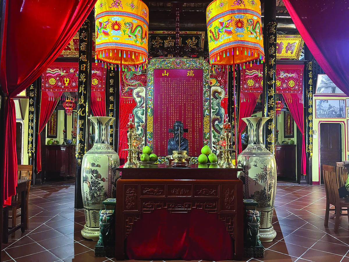  Bàn thờ Thoại Ngọc Hầu và Bia Thoại Sơn bên trong đình. Ảnh: Thanh Tiến