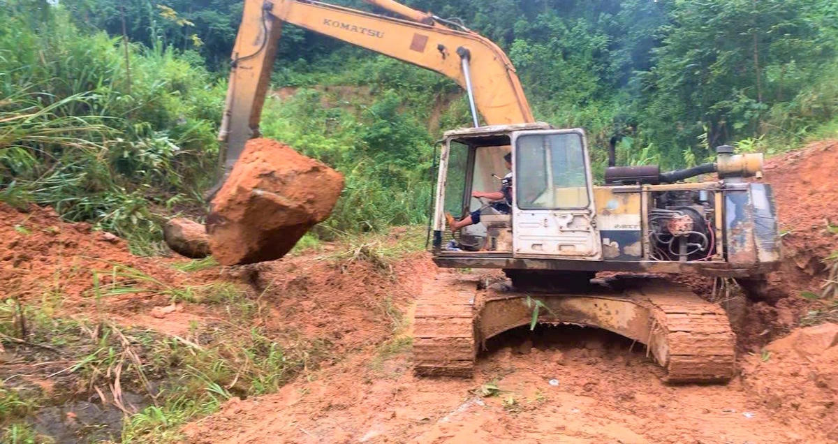   Khối lượng đất, đá và cây ngã đổ trên đường tỉnh lộ 624. Ảnh: CV.  