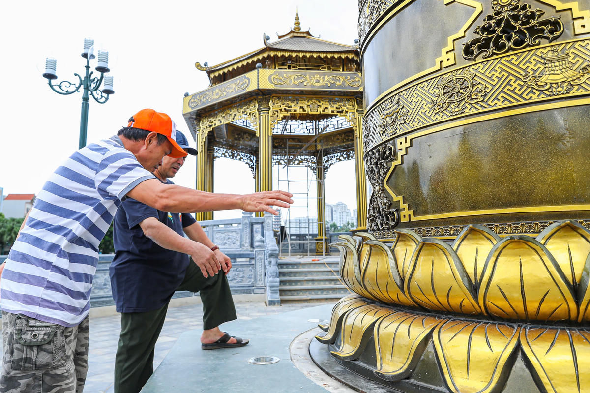 Người dân tò mò về hoạt động của "van điều tiết" được xây dựng trong đập dâng.