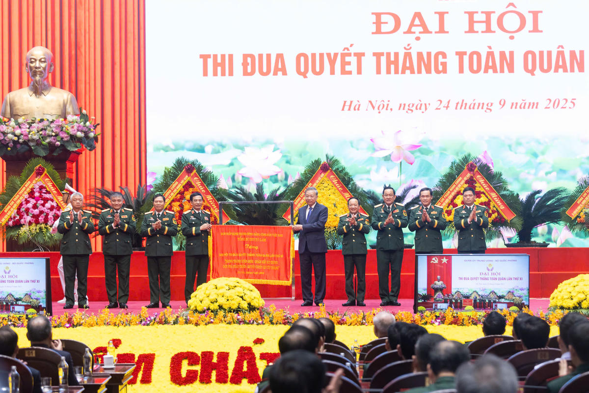 Tổng Bí thư Tô Lâm tặng 

Đại hội bức trướng với 16 chữ vàng: "TRUNG THÀNH KIÊN ĐỊNH - ĐOÀN KẾT KỶ CƯƠNG - ĐỘT PHÁ PHÁT TRIỂN - QUYẾT CHIẾN QUYẾT THẮNG". Ảnh: Quang Vinh.