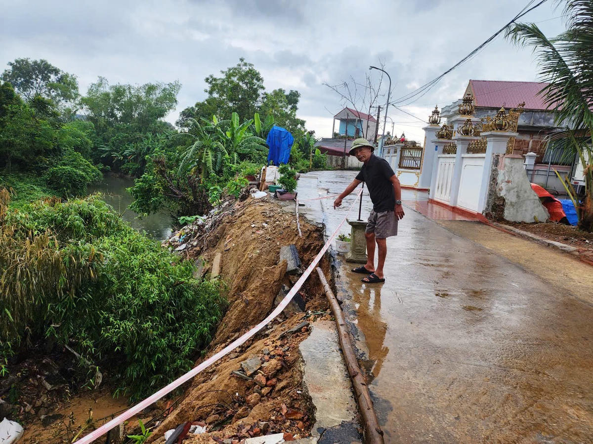 Tình trạng sạt lở tại khe Chậm (tỉnh Thanh Hóa) diễn biến phức tạp. 	Ảnh: Nguyễn Chung