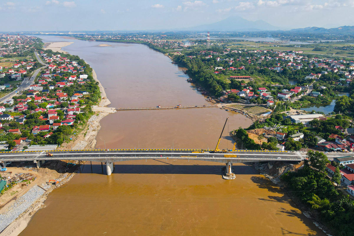 Cầu Phong Châu mới nối hai xã Phùng Nguyên và Vạn Xuân (Phú Thọ), dài hơn 653 m, rộng 20,5 m với quy mô 4 làn xe cơ giới, kết cấu dầm bê tông cốt thép dự ứng lực.