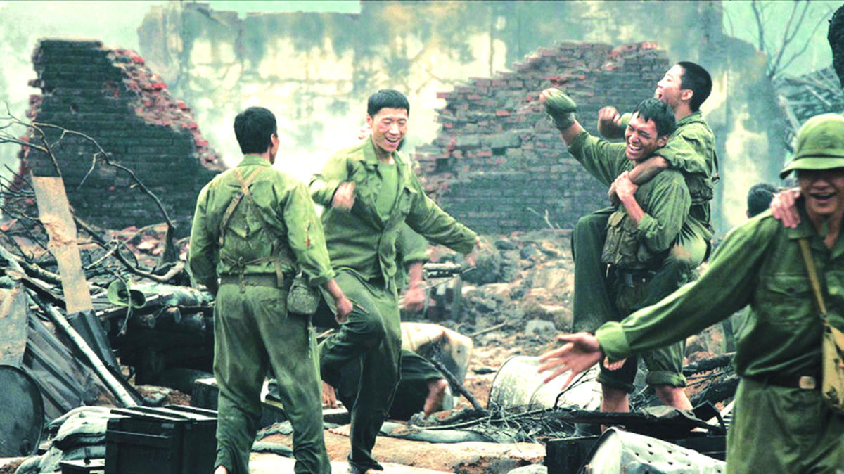   Cảnh trong phim "Mưa đỏ".  