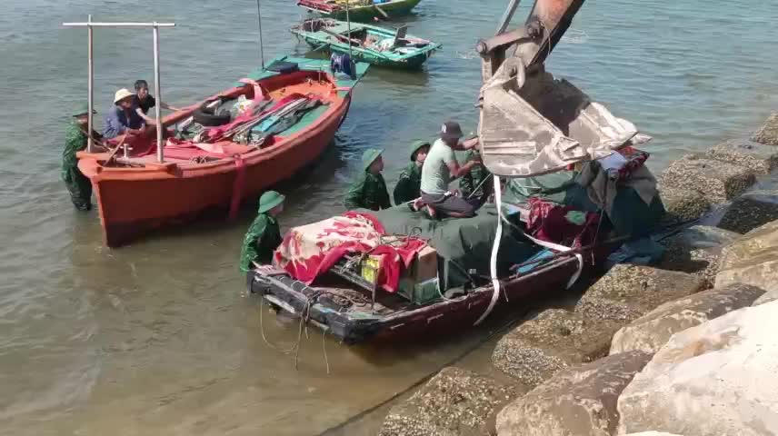   Lực lượng BĐBP Bạch Long Vĩ cùng với địa phương hỗ trợ ngư dân đưa lên bờ được 43 phương tiện; vận động 22 phương tiện, tương ứng với 184 lao động về đất liền tránh trú bão. Ảnh: PT.    