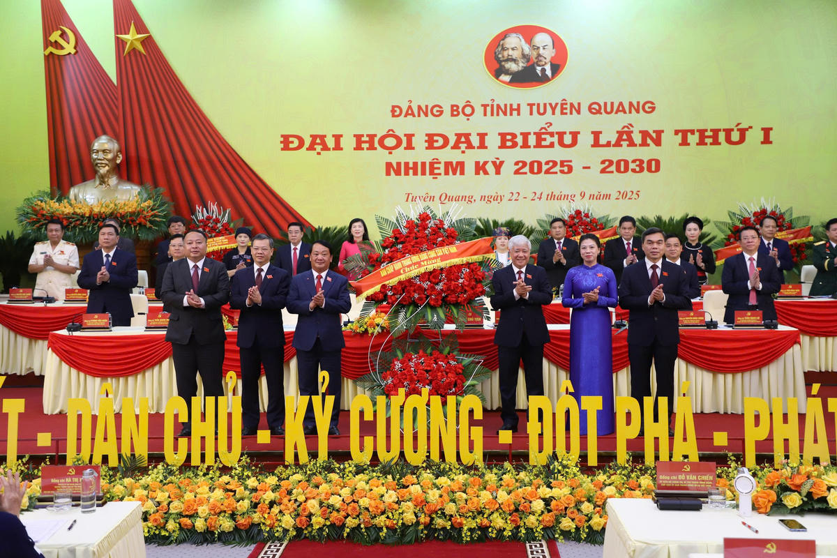 Chủ tịch Đỗ Văn Chiến tặng hoa chúc mừng Đại hội. Ảnh: TTBC.