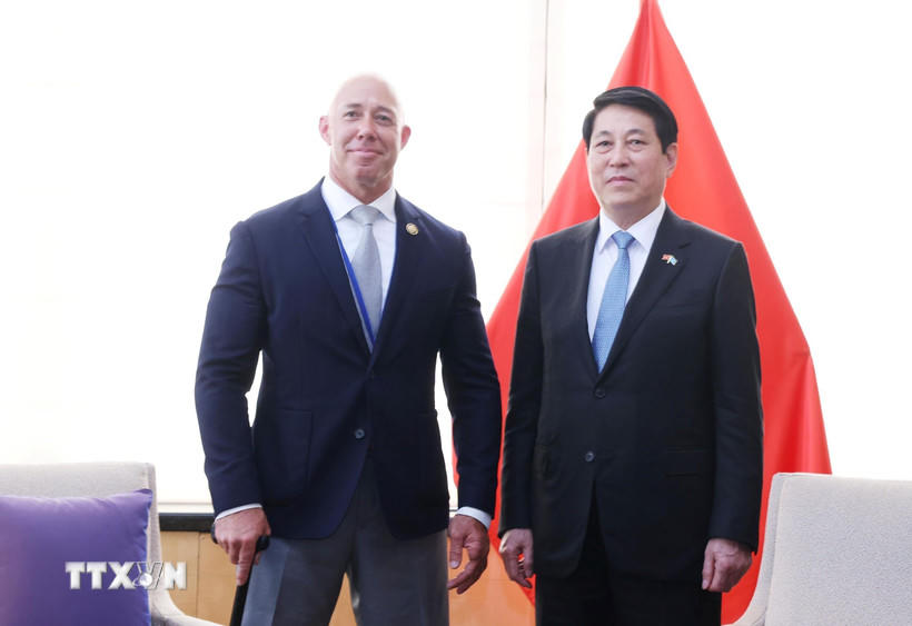 Chủ tịch nước Lương Cường tiếp Hạ Nghị sỹ Brian Mast, Chủ tịch Uỷ ban Đối ngoại Hạ viện Hoa Kỳ. (Ảnh: Lâm Khánh/TTXVN).  