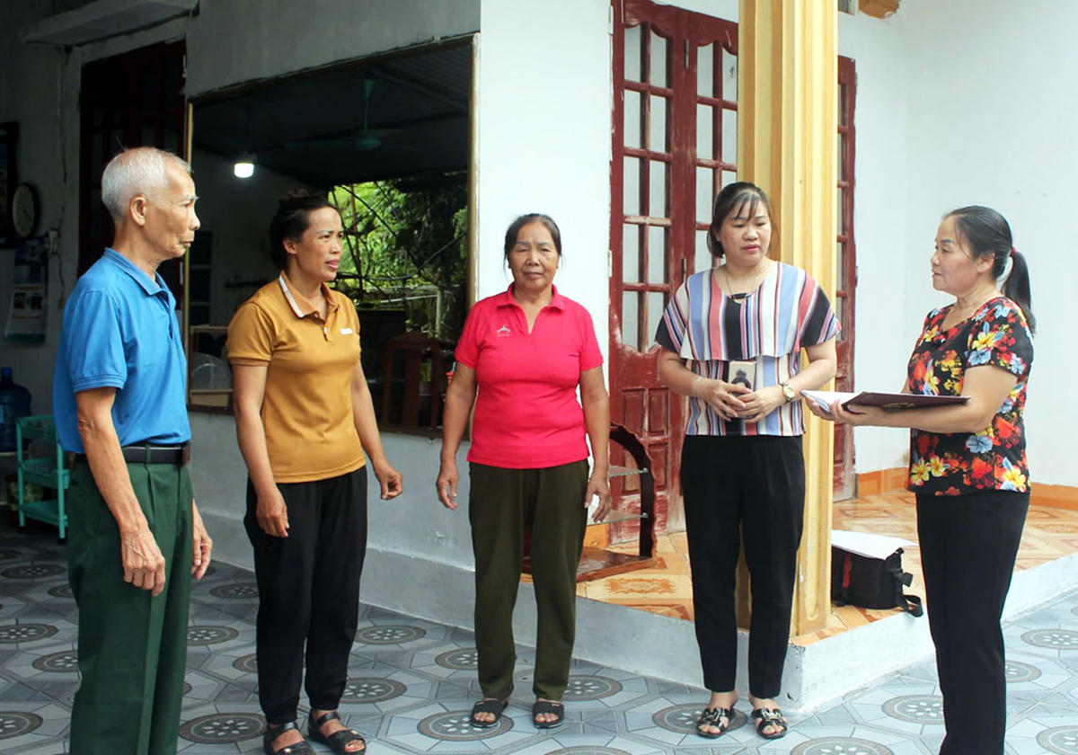 Thành viên Ban Công tác Mặt trận tuyên truyền, vận động người dân xã Thanh Nưa (tỉnh Điện Biên) thực hiện tốt quy chế dân chủ ở cơ sở.	Ảnh: Minh Thảo