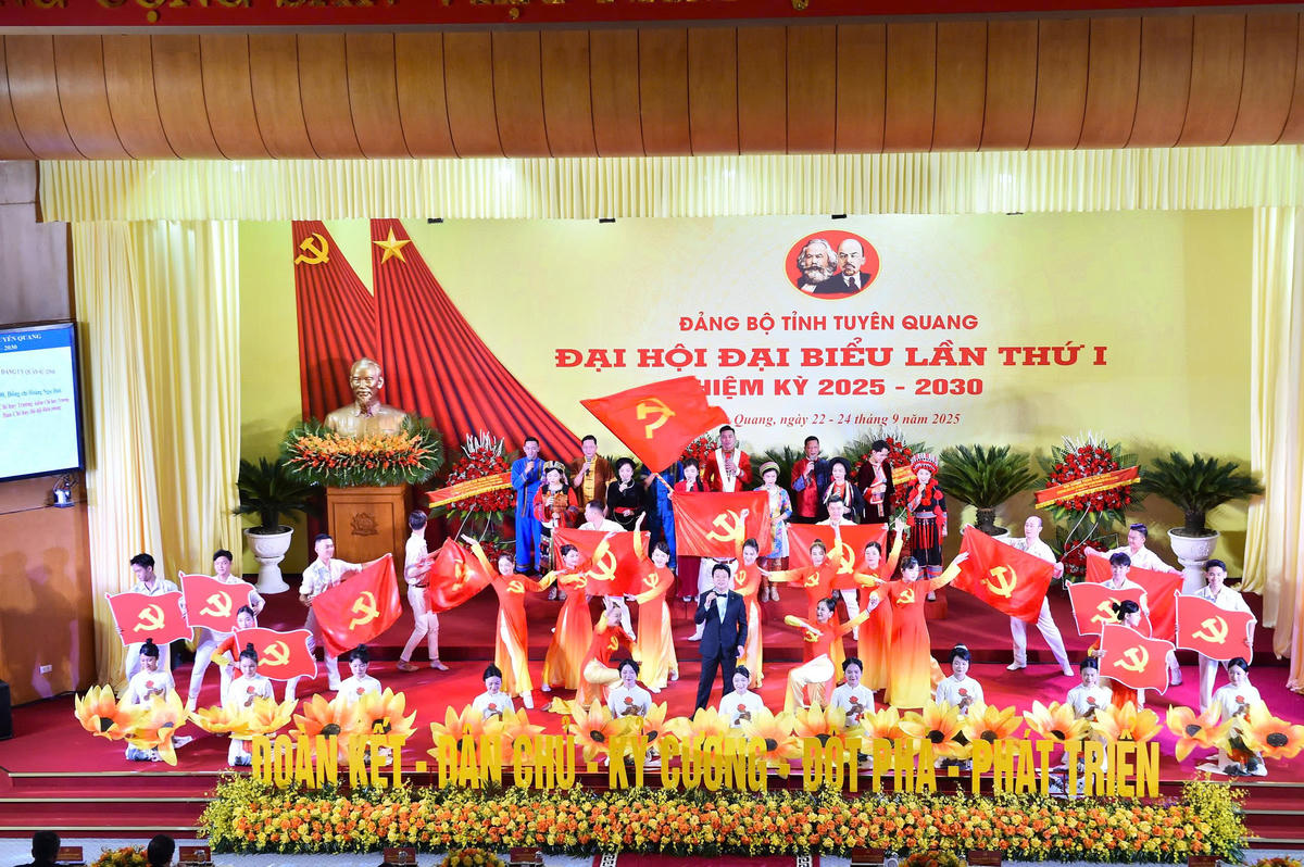 Văn nghệ chào mừng Đại hội.