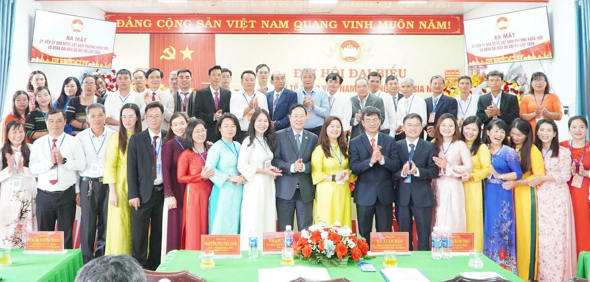 Ủy ban MTTQ Việt Nam phường Đông Gia Nghĩa nhiệm kỳ 2025-2030 ra mắt và chụp ảnh lưu niệm cùng các đại biểu. (Ảnh H.L)