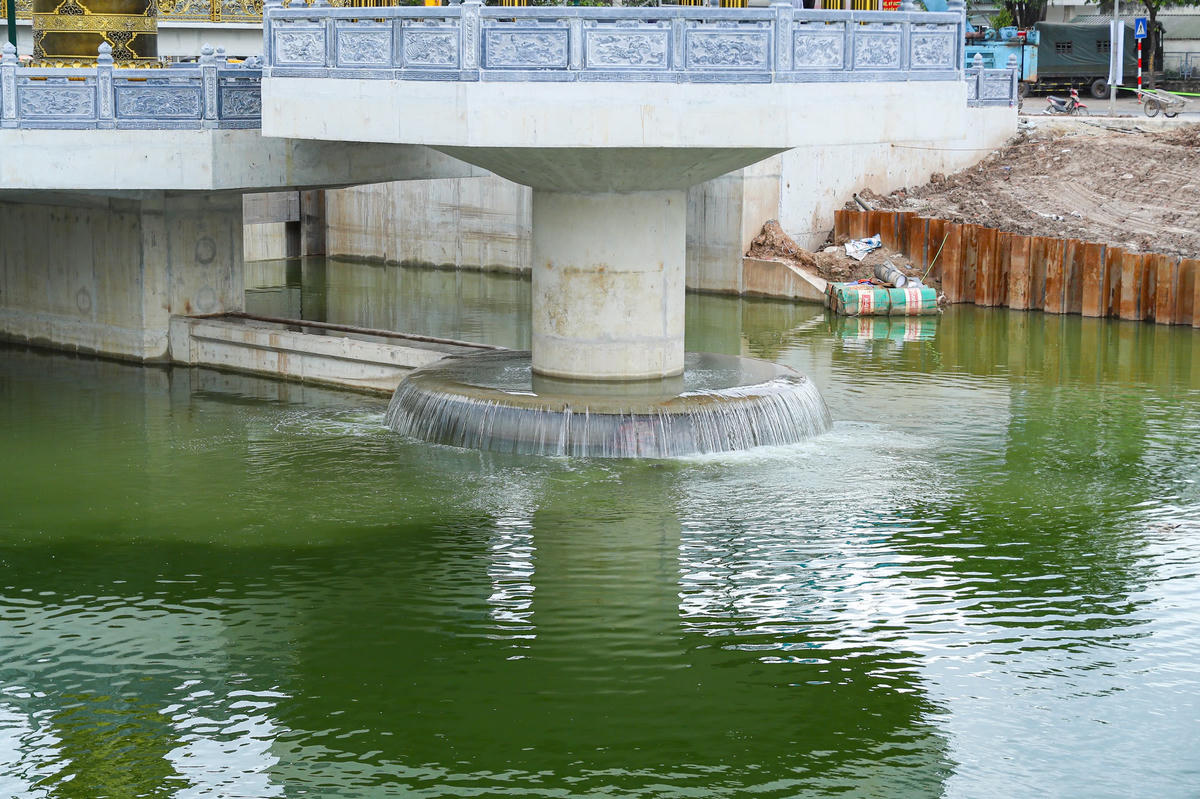 Đập dâng cao su có nhiều ưu điểm so với đập truyền thống như chi phí thấp, thi công nhanh, chịu được lún không đều và có thể xả lũ tốt.