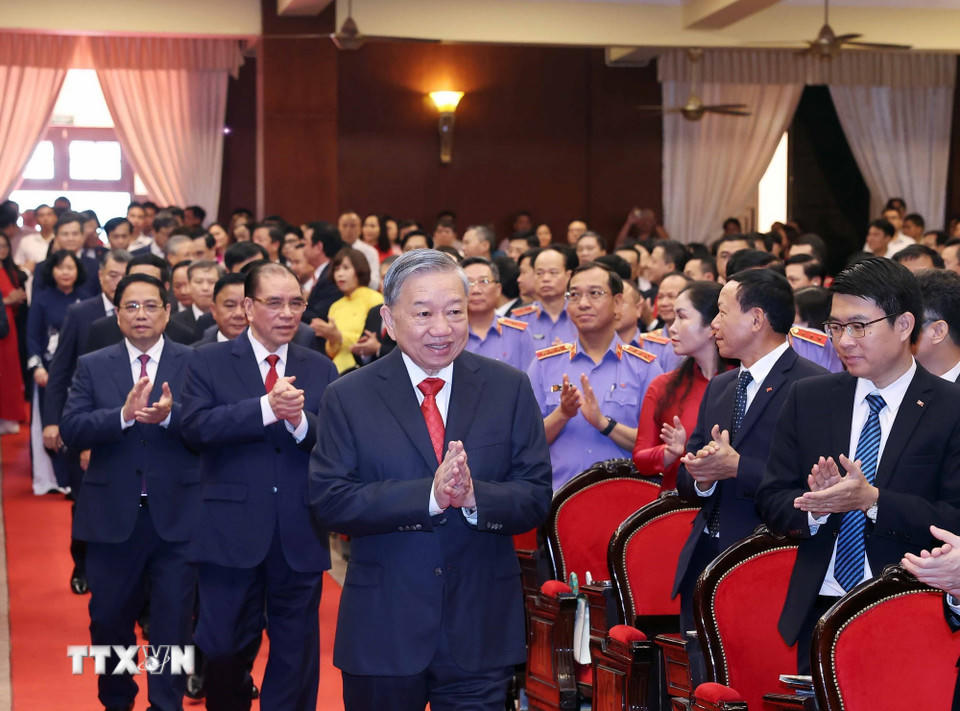 Tổng Bí thư Tô Lâm và các đồng chí Lãnh đạo, nguyên Lãnh đạo Đảng, Nhà nước dự Đại hội đại biểu Đảng bộ các cơ quan Đảng Trung ương lần thứ nhất. (Ảnh: Thống Nhất/TTXVN)