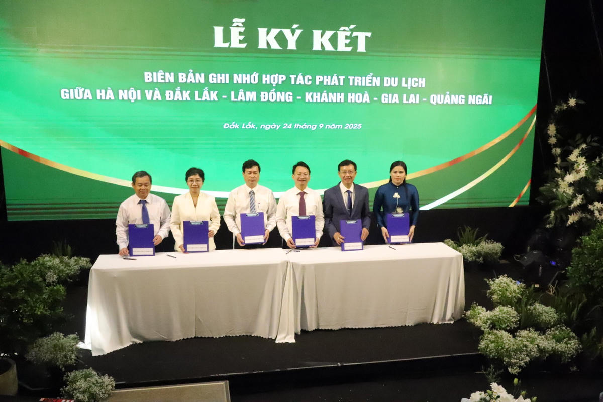 Lễ ký kết Biên bản hợp tác phát triển du lịch giai đoạn 2026-2030 giữa Sở Du lịch Hà Nội và Sở Văn hóa, Thể thao và Du lịch các tỉnh Đắk Lắk, Gia Lai, Lâm Đồng, Quảng Ngãi, Khánh Hòa. Ảnh: CL.