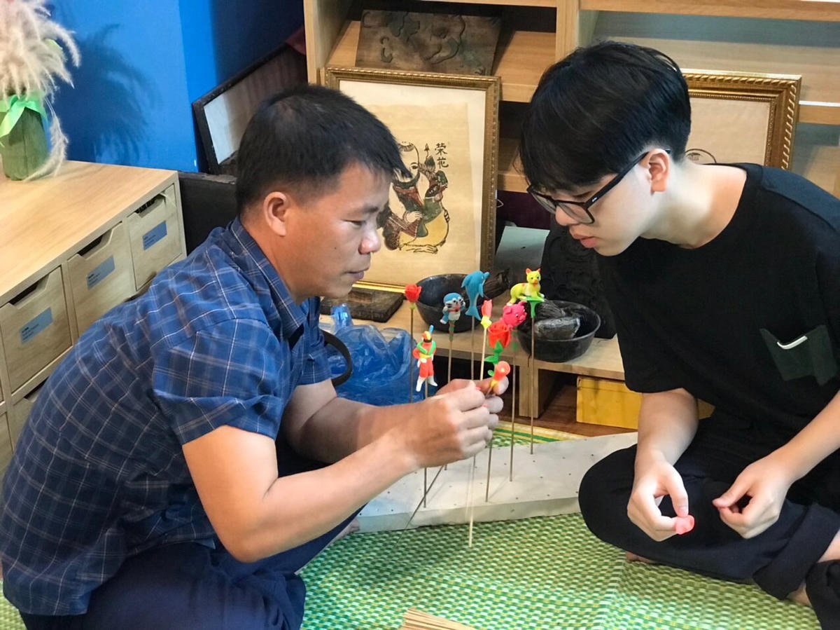 Đến Bảo tàng DTHVN dip này, các bạn trẻ sẽ được học cách nặn tò he 