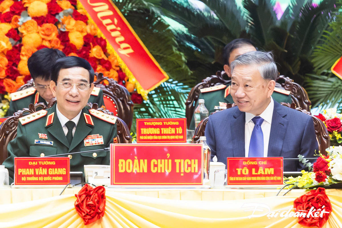 Tổng Bí thư Tô Lâm và Bộ trưởng Phan Văn Giang. Ảnh: Quang Vinh.
