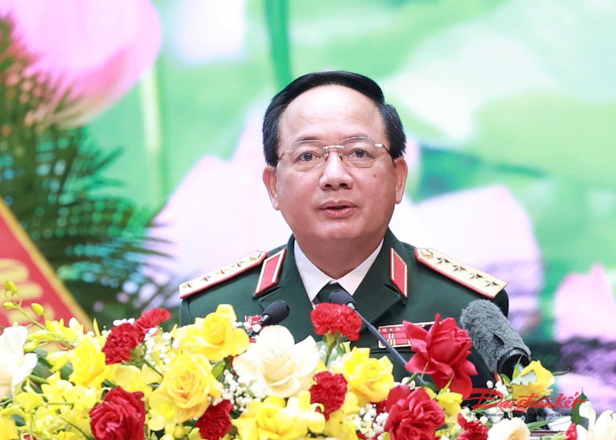   Đại tướng Trịnh Văn Quyết báo cáo kết quả phong trào Thi đua Quyết thắng. Ảnh: Quang Vinh.