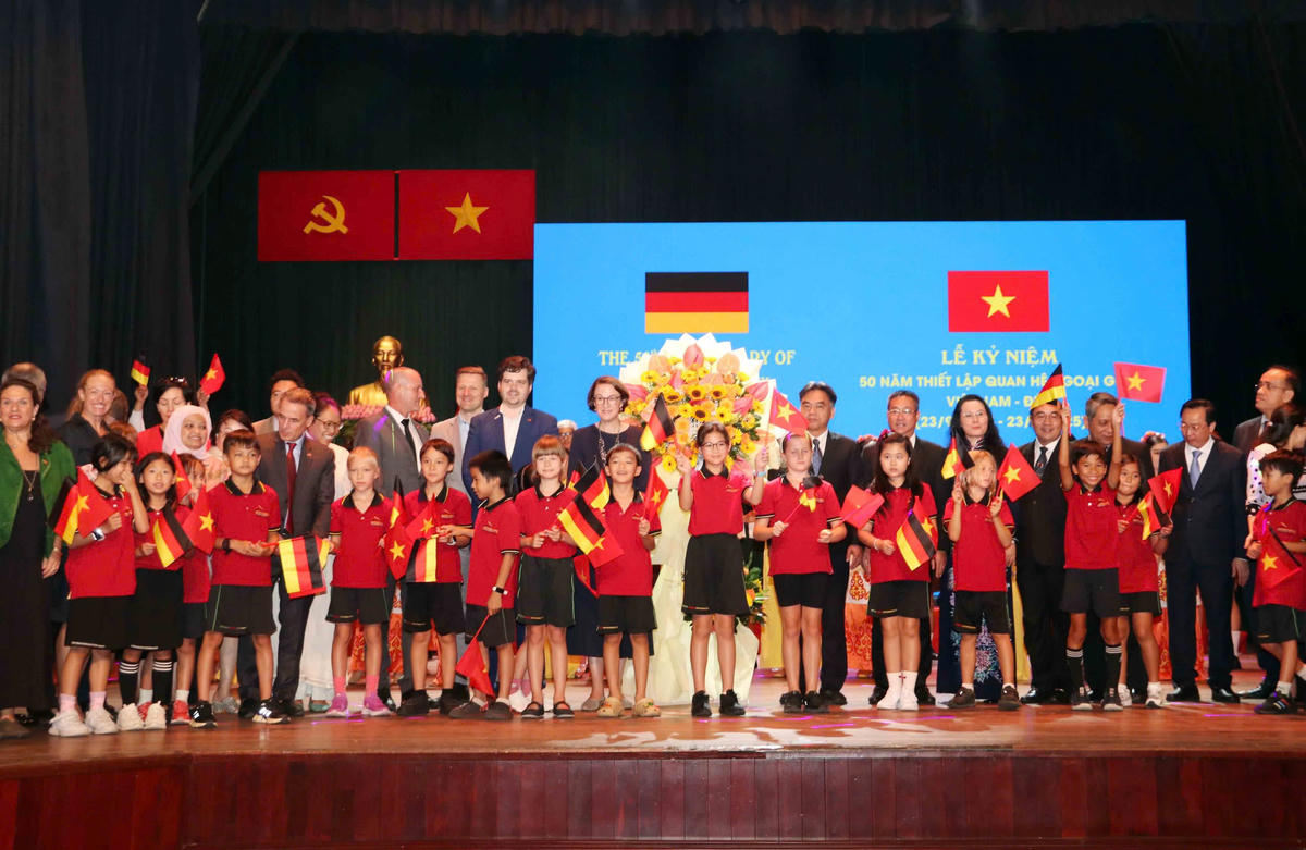 Tại buổi lễ có nhiều tiết mục văn nghệ của 2 nước đầy ấn tượng. Ảnh: TL