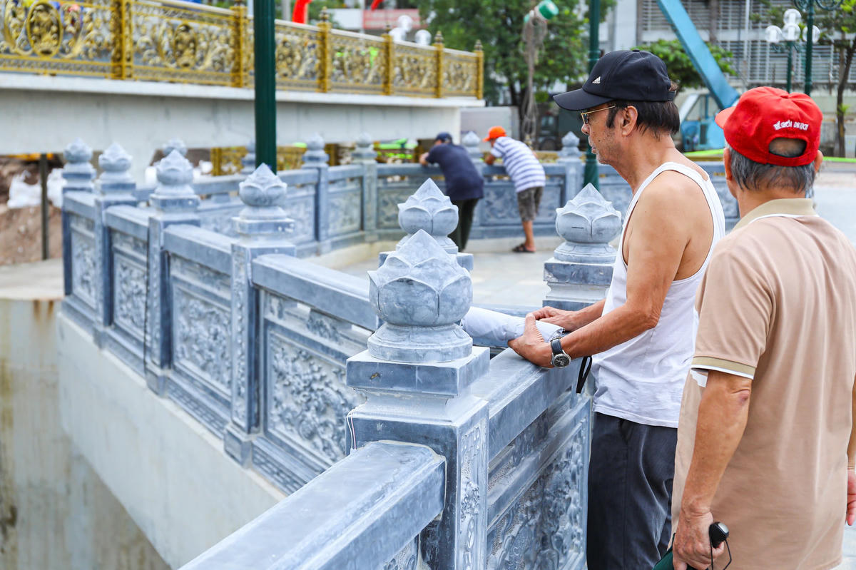 Nhiều người dân sinh sống cạnh đập dâng vui mừng quan sát nước sông Tô Lịch ngày càng trong xanh.