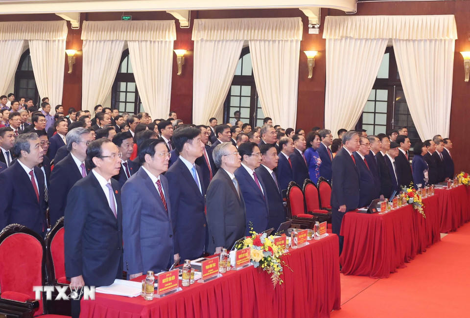 Các đại biểu thực hiện nghi lễ chào cờ. (Ảnh: Thống Nhất/TTXVN)