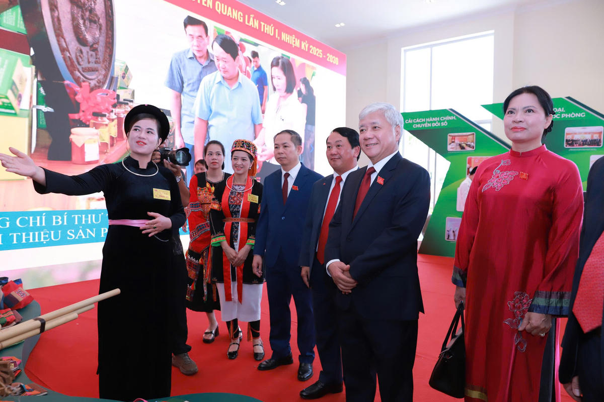 Chủ tịch Đỗ Văn Chiến cùng các đại biểu tham quan các gian trưng bày sản phẩm đặc trưng của tỉnh Tuyên Quang. Ảnh: TTBC.