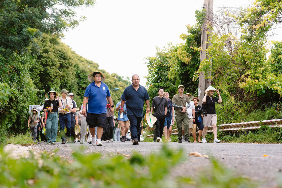 Các đại biểu tham quan bán đảo Sơn Trà. Ảnh: Phan Minh Hải.