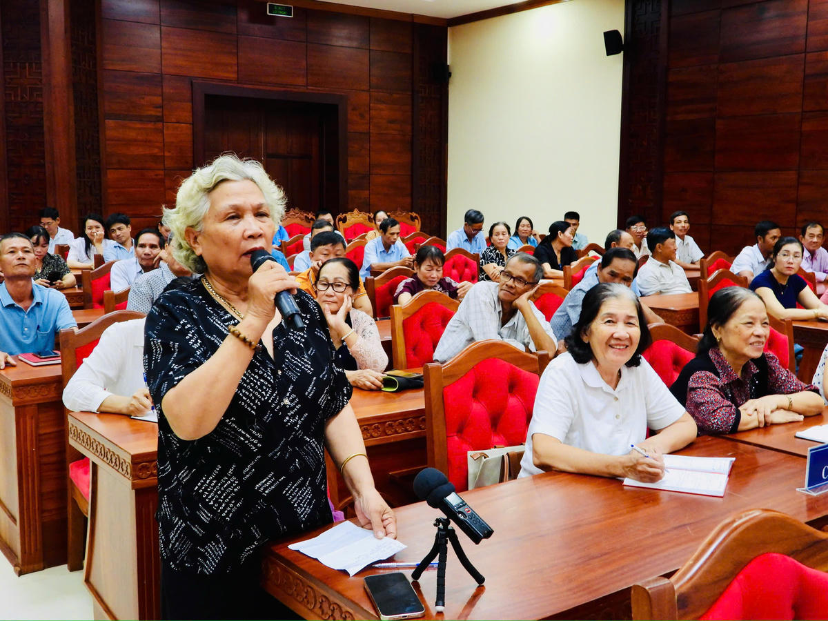 Cư tri nêu chính sách an sinh xã hội cho người cao tuổi. Ảnh: Thanh Nga.