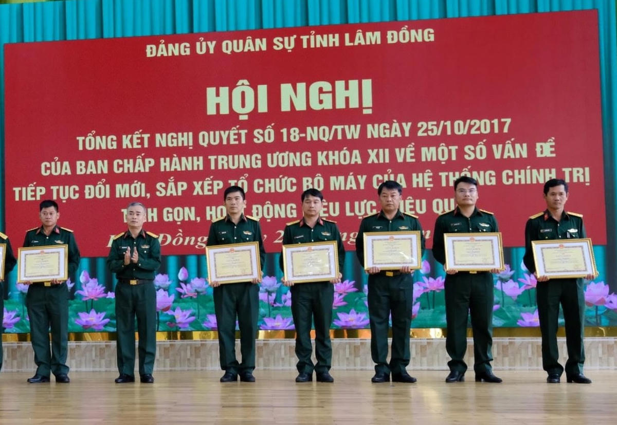 Đảng ủy Quân sự tỉnh Lâm Đồng khen thưởng các tập thể, cá nhân có thành tích trong thực hiện Nghị quyết 18. (Ảnh H.L)