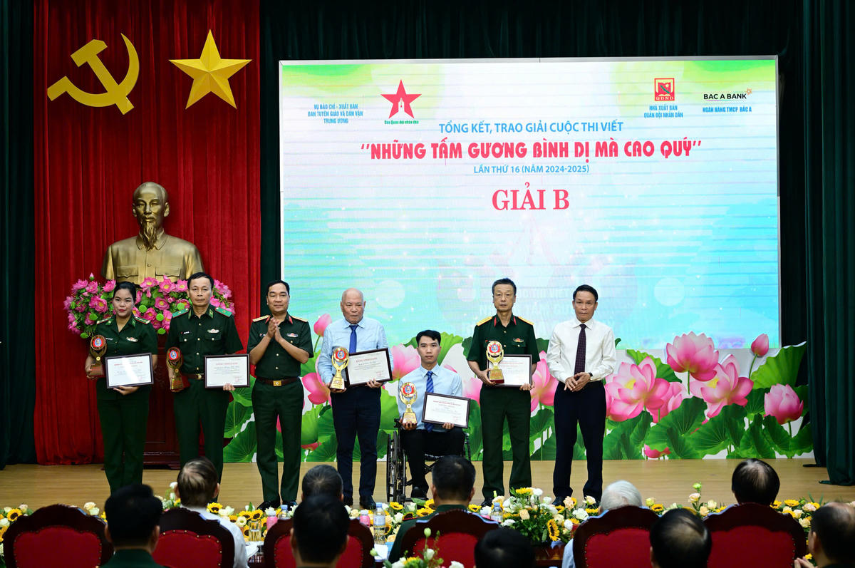     Ban tổ chức trao giải cho các tác giả, nhóm tác giả đoạt giải B. Ảnh: Việt Trung    