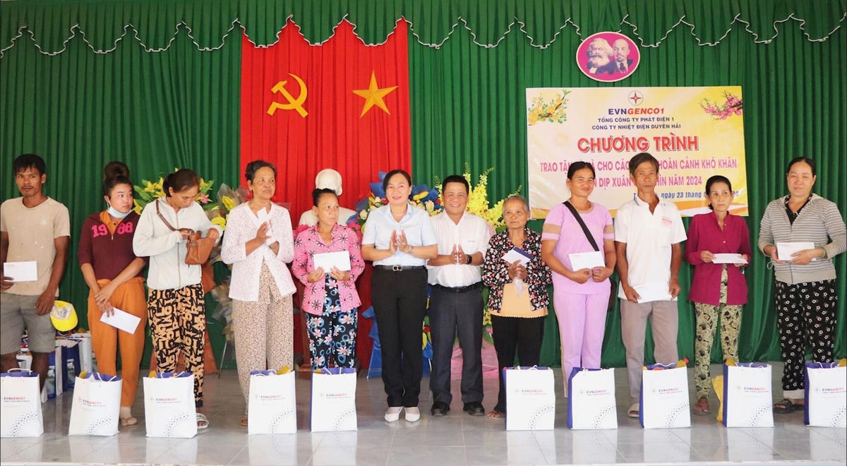   Trao quà Tết cho các gia đình có hoàn cảnh khó khăn  