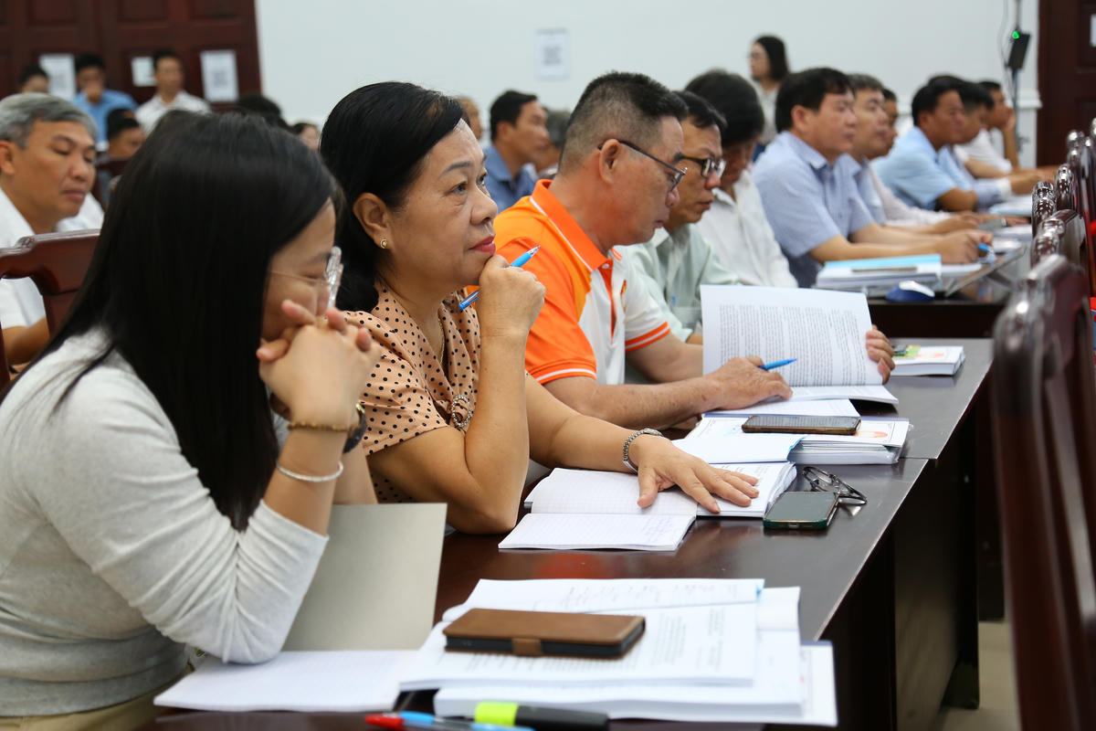 Các đại biểu lắng nghe và ghi chép các thông tin tại Hội nghị tập huấn. (ảnh: Thanh Tiến)