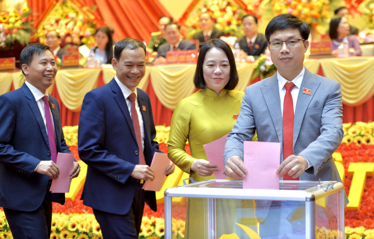 Các đại biểu bỏ phiếu bầu ủy viên Ban Chấp hành Đảng bộ tỉnh Lạng Sơn khóa XVIII, nhiệm kỳ 2025-2030. Ảnh: Ngọc Anh.