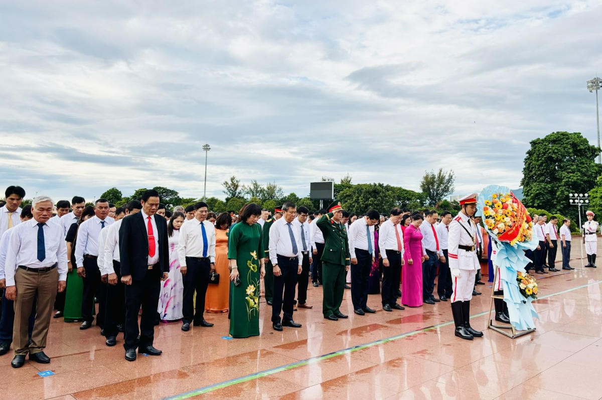Lãnh đạo tỉnh Gia Lai cùng đại biểu đến dâng hoa tại Tượng đài Nguyễn Sinh Sắc-Nguyễn Tất Thành. Ảnh: CV.