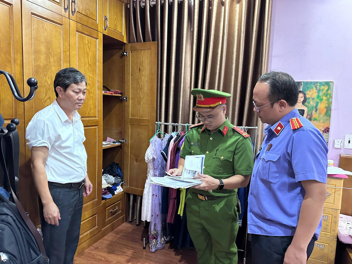 Cơ quan Cảnh sát điều tra thi hành Lệnh khám xét nơi ở của ông Nguyễn Văn Cường. Ảnh: Công an tỉnh Lào Cai.