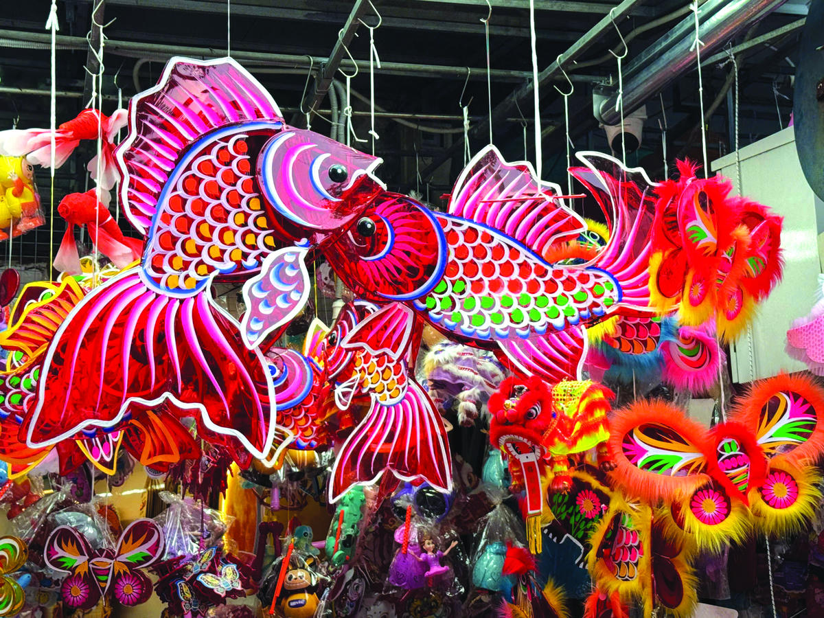   Phố Hàng Mã được ''nhuộm đỏ'' bởi sắc màu rực rỡ, lung linh của đèn lồng, đèn ông sao và vô vàn đồ chơi thiếu nhi, đồ trang trí bắt mắt...  