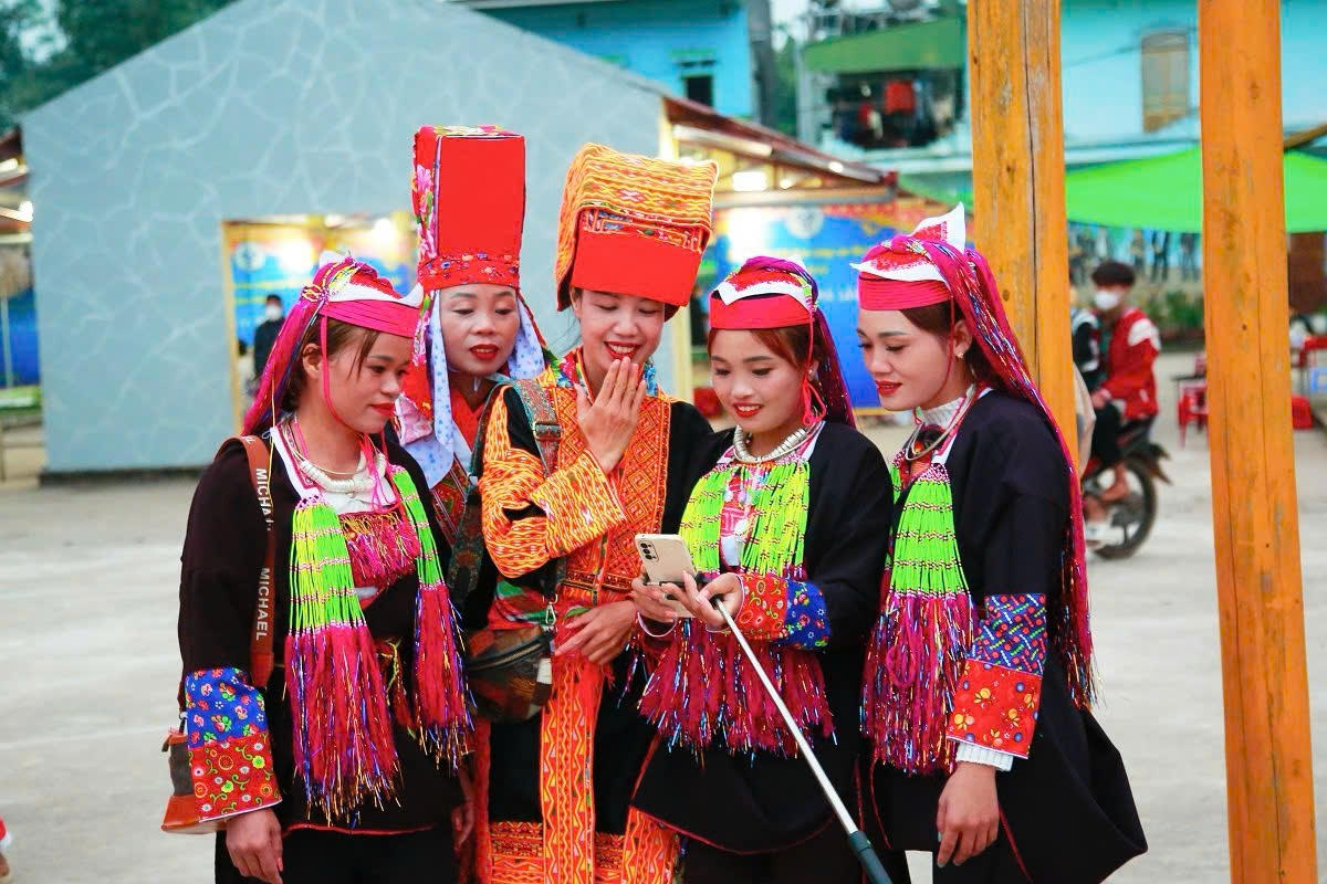 Người dân vùng cao Tiên Yên hào hứng với ứng dụng chuyển đổi số trên điện thoại thông minh với mục đích giải trí, nâng cao đời sống tinh thần. 