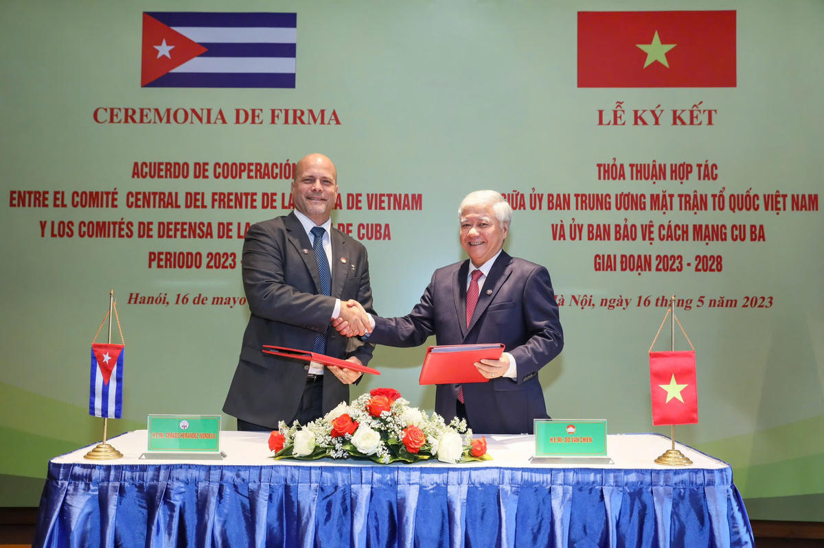 

Chủ tịch UBTƯ MTTQ Việt Nam Đỗ Văn Chiến và Chủ
tịch Ủy ban Bảo vệ Cách mạng Cuba Gerardo Hernandez Nordelo ký kết Thỏa thuận hợp
tác giữa hai tổ chức giai đoạn 2023-2028 - 16/5/2023. Ảnh: Q. Vinh