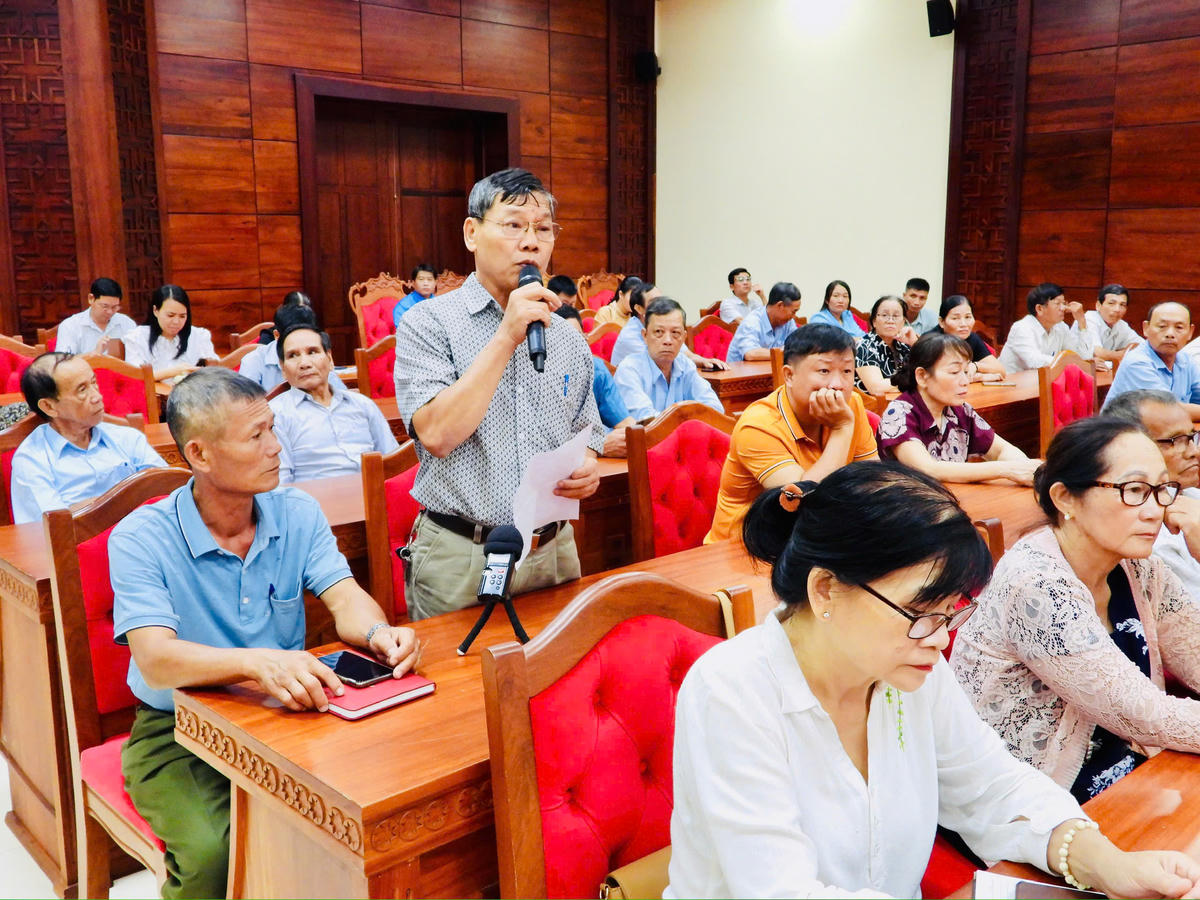 Cư tri phản ánh trước sai phạm tại Bệnh viện Vùng Tây Nguyên. Ảnh: Thanh Nga.