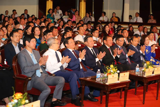   Các đại biểu tham dự  
















Đại hội thi đua yêu nước của
Bộ VHTTDL lần thứ IV. Ảnh: Xuân Trường.