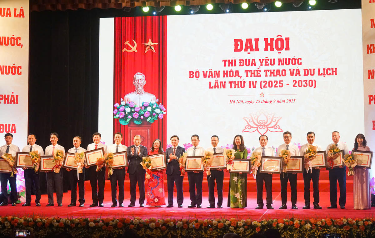   Trao tặng Bằng khen cho các tập thể và cá nhân đã có thành tích tiêu biểu, xuất sắc trong công tác giai đoạn 2021 - 2025. Ảnh: Hồng Phượng.  