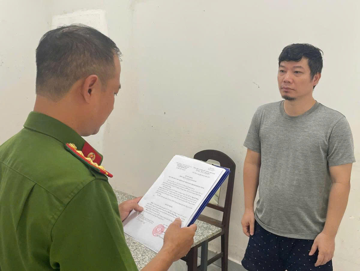 Tống đạt quyết định khởi tố Nguyễn Đăng Đông. Ảnh: Nguyễn Tú.