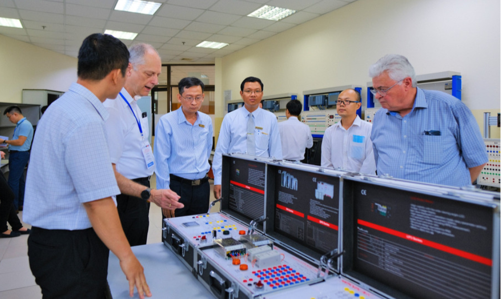Một tổ chức kiểm định quốc tế làm việc tại Trường ĐH Tôn Đức Thắng. Ảnh: TDTU. 