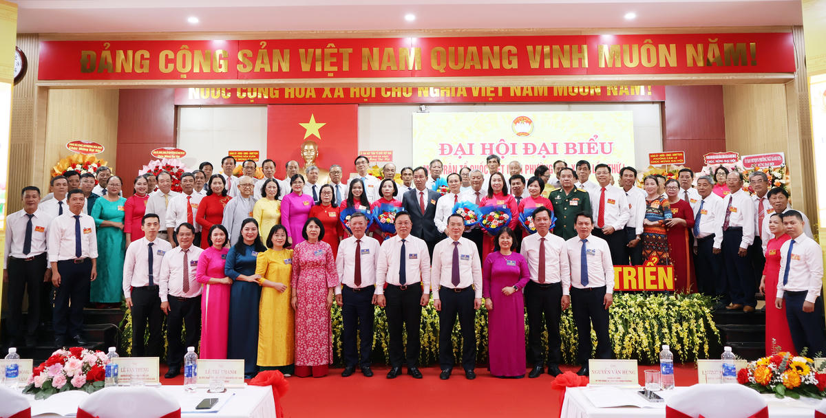 Các đại biểu chụp hình lưu niệm tại đại hội. Ảnh: Cẩm Vân.