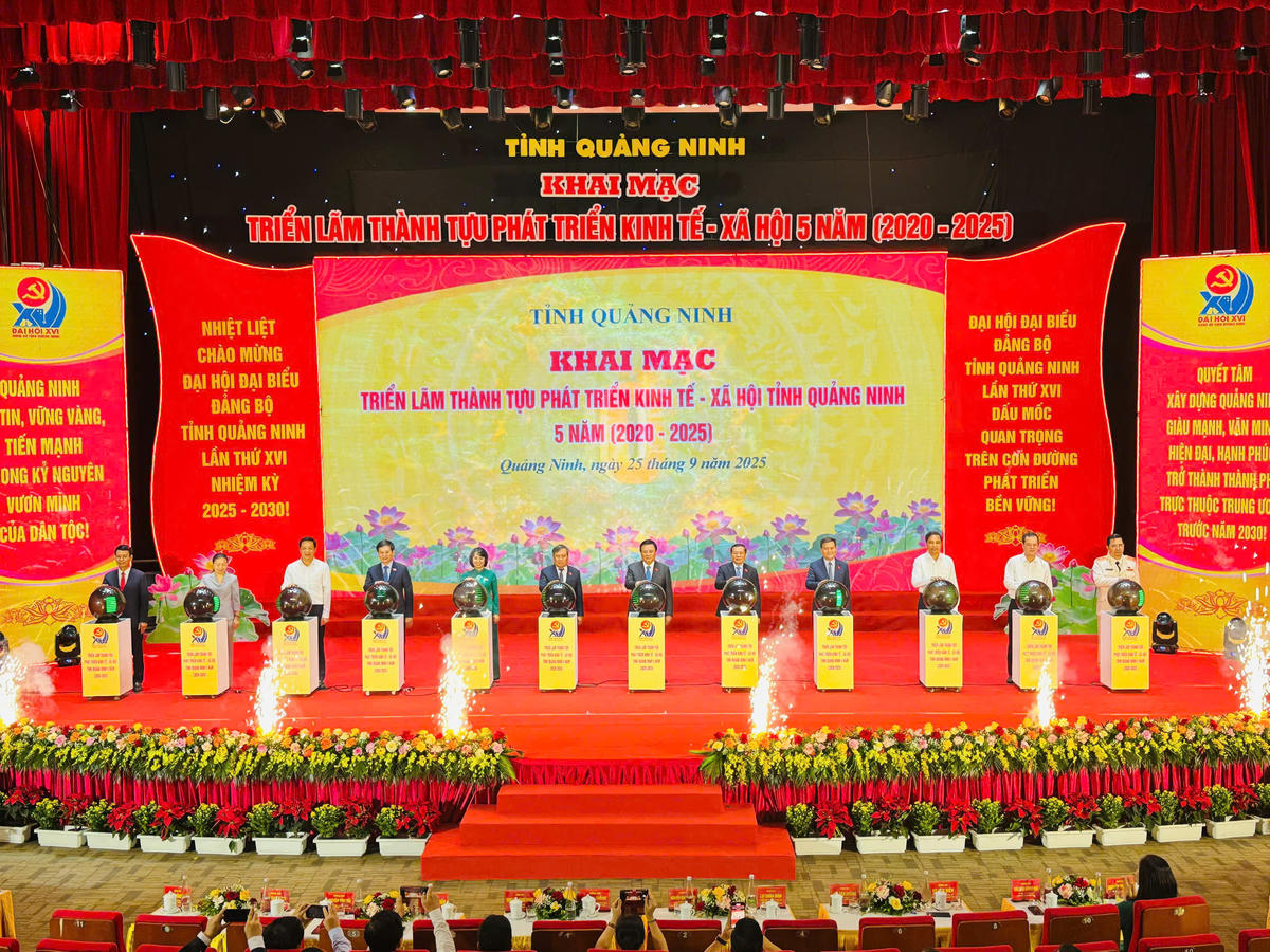 Các đại biểu thực hiện nghi thức khai mạc Triển lãm. Ảnh: Thanh Tùng.