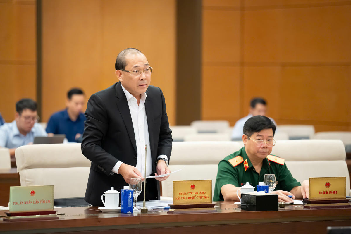 Phó Chủ tịch Uỷ ban Trung ương Mặt trận Tổ quốc Việt Nam Hoàng Công Thuỷ phát biểu tại phiên họp (Ảnh: Phạm Thắng)