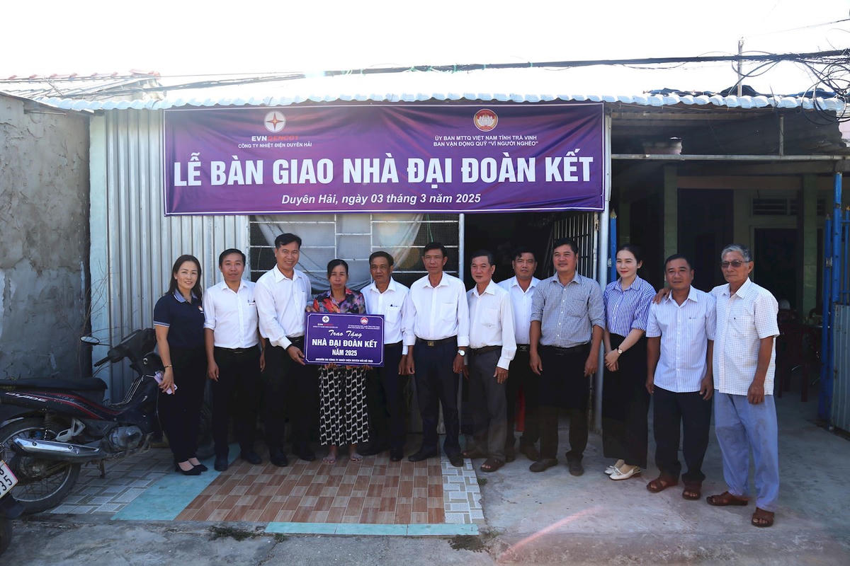   Trao tặng nhà Đại đoàn kết cho gia đình có hoàn cảnh khó khăn tại phường Duyên Hải  