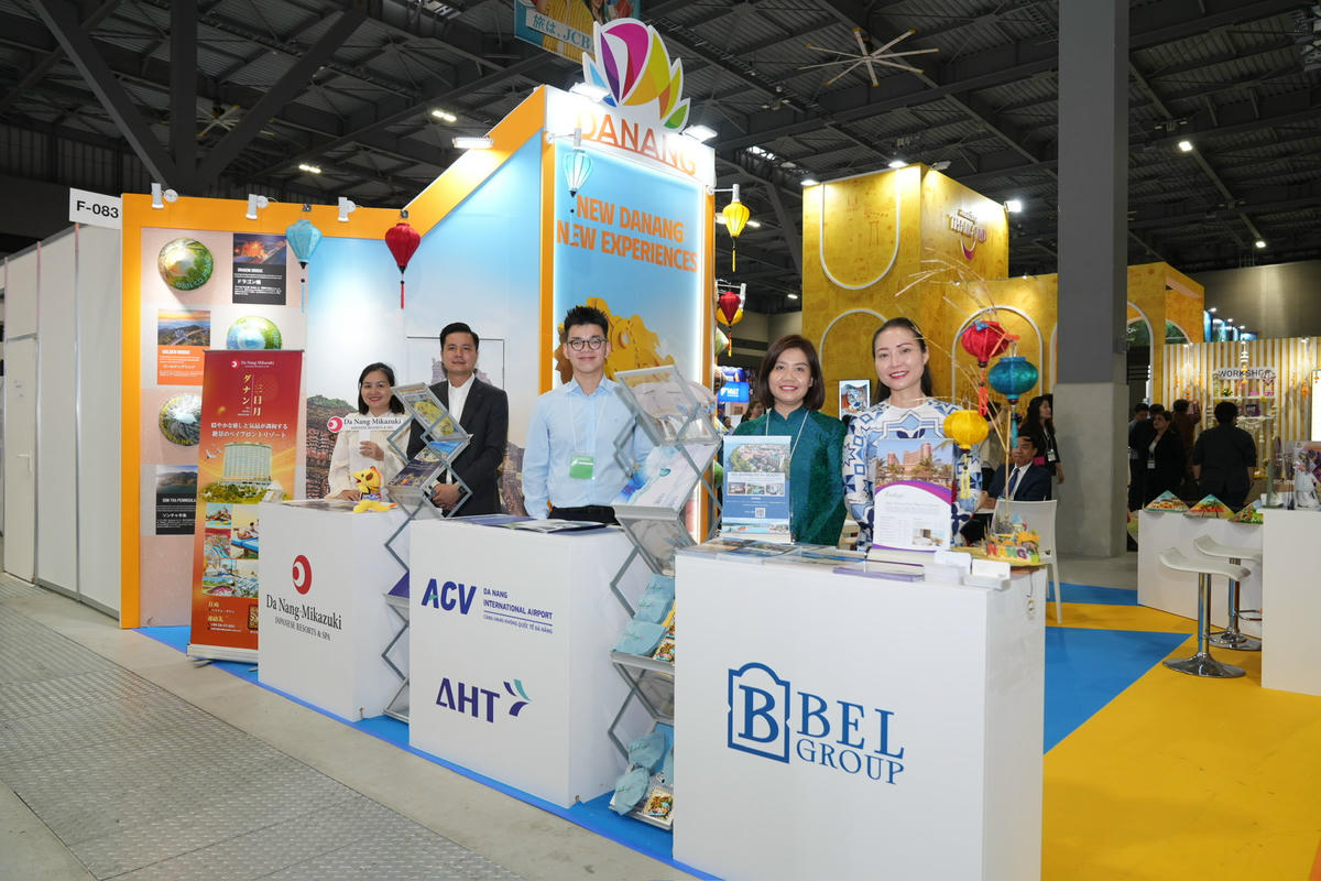 Các doanh nghiệp tham gia xúc tiến tại hội chợ. Ảnh: Hương Lan.