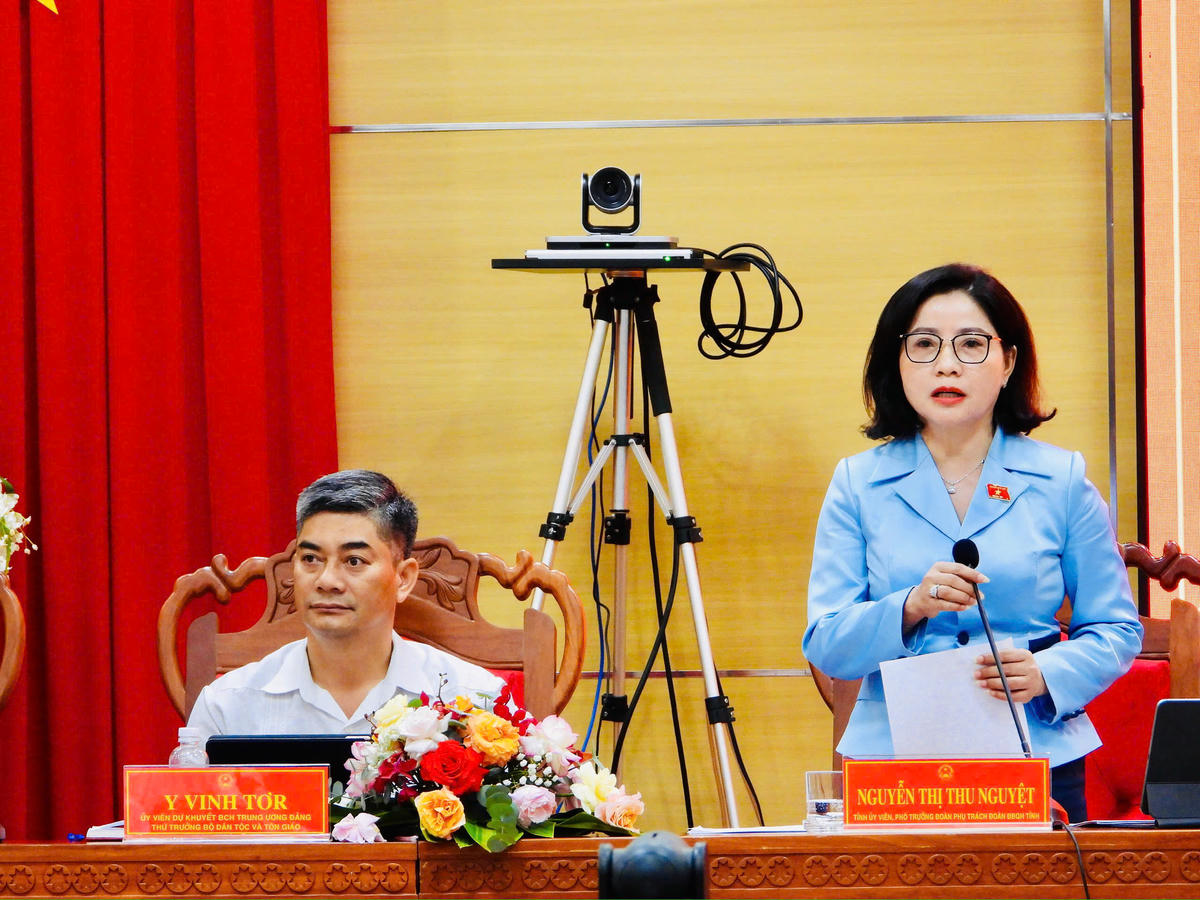 Phó Trưởng Đoàn phụ trách Đoàn ĐBQH tỉnh Nguyễn Thị Thu Nguyệt ghi nhận và đánh giá cao những ý kiến đầy trách nhiệm của cử tri.  Ảnh: Thanh Nga.