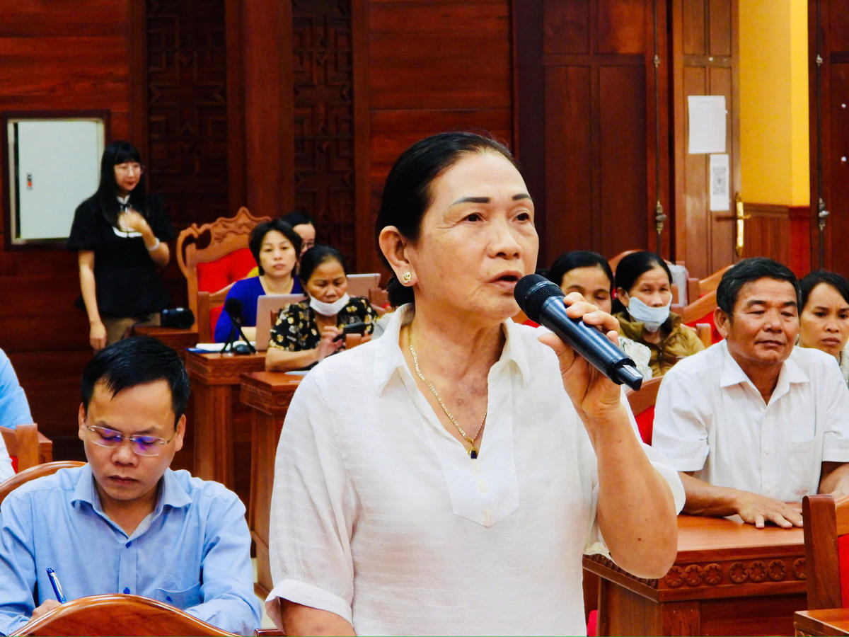 Cư tri phường Thành Nhất ý kiến. Ảnh: Thanh Nga.