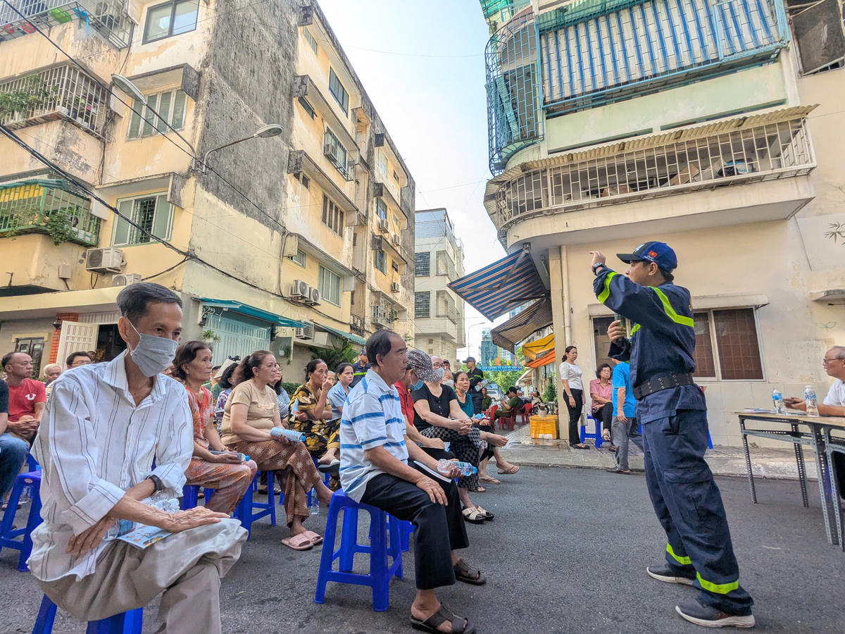 Người dân tại chung cư ở TP Hồ Chí Minh nghe tuyên truyền, nâng cao kiến thức về luật hiện hành và công tác phòng cháy chữa cháy. Ảnh: T.L.