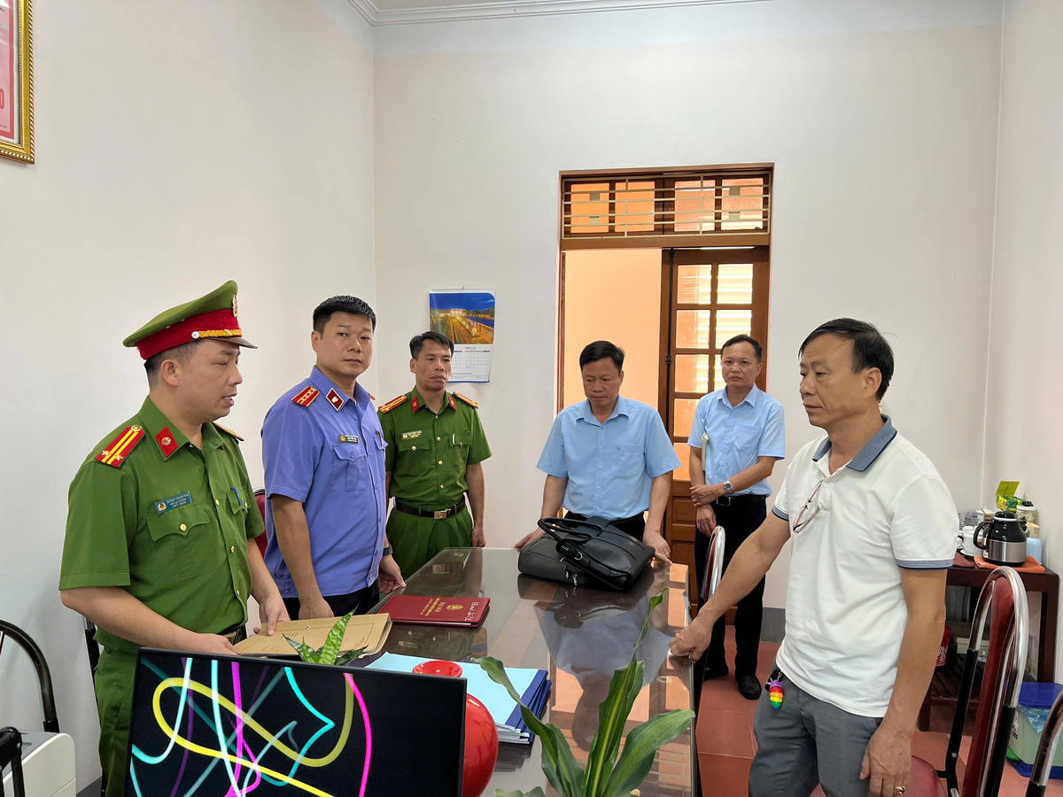 Cơ quan Cảnh sát điều tra thi hành Lệnh khám xét nơi làm việc của ông Lê Minh Thái. Ảnh: Công an tỉnh Lào Cai.