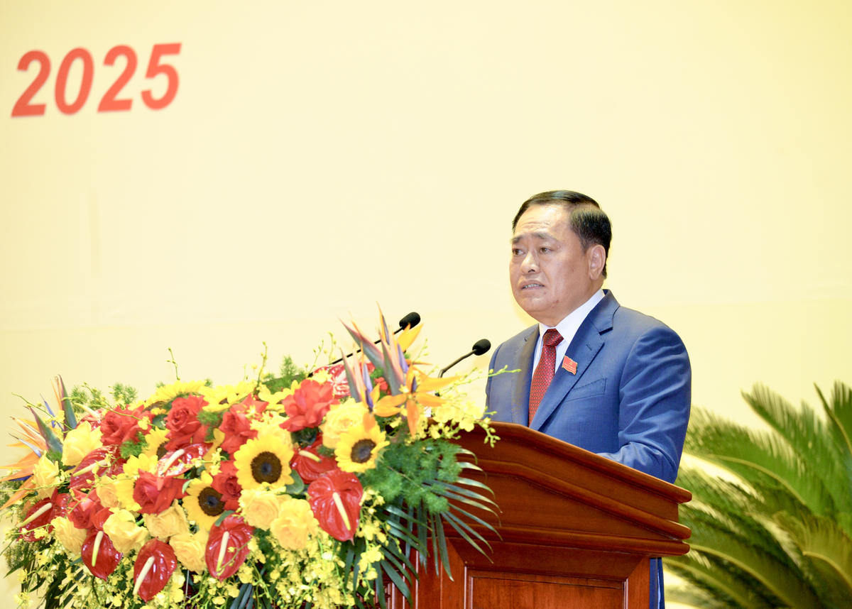 Chủ tịch UBND tỉnh Lạng Sơn Hồ Tiến Thiệu đọc báo cáo chính trị tại Đại hội. Ảnh: Ngọc Anh.